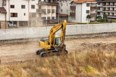 Bansko, Bulgaristan - 25 Eylül 2025: Kazıcı parkın inşaatı için zemin hazırlıyor