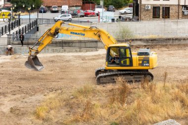 Bansko, Bulgaristan - 25 Eylül 2025: Kazıcı parkın inşaatı için zemin hazırlıyor