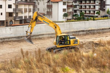 Bansko, Bulgaristan - 25 Eylül 2025: Kazıcı parkın inşaatı için zemin hazırlıyor