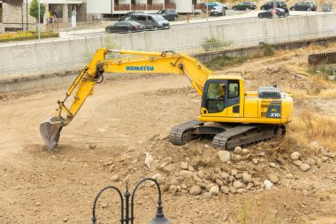 Bansko, Bulgaristan - 25 Eylül 2025: Kazıcı parkın inşaatı için zemin hazırlıyor