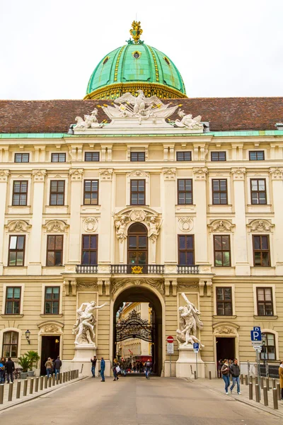Αψίδα και κτίριο προβολής και άνθρωποι στο Hofburg, Βιέννη — Φωτογραφία Αρχείου