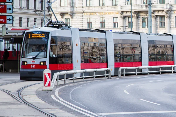 Nowoczesny czerwony tramwaj w Wiedniu. — Zdjęcie stockowe