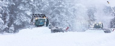 Bansko, Bulgaristan - 21 Ocak 2024: Kar temizleyici kar temizleme pisti makinesi kayak yolu yamacını alp kayağı ve kış tatil beldesi için hazırlıyor