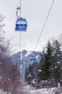 Bansko, Bulgaristan - 28 Ocak 2021: Yokuşlu, teleferik kabinli ve gün batımı manzaralı kış kayak merkezi