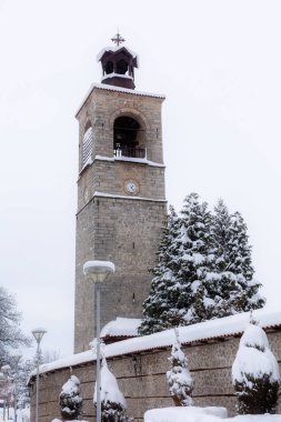 Karla kaplı kilise çan kulesiyle sokak manzarası, Bansko, Bulgaristan