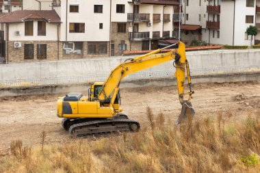 Bulgaristan 'ın Bansko kenti ve kazıcı, park inşaatı için zemin hazırlıyor