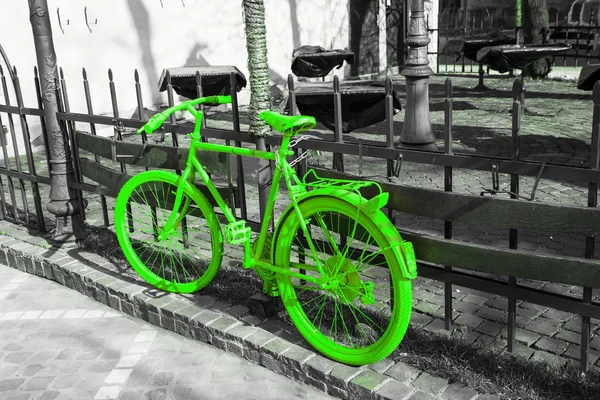 Ярко-зеленый велосипед на сером фоне. экологическая концепция — стоковое фото