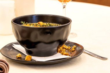 Kızarmış ekmek ve kekik yapraklı tatlı patates çorbası. seçici odak