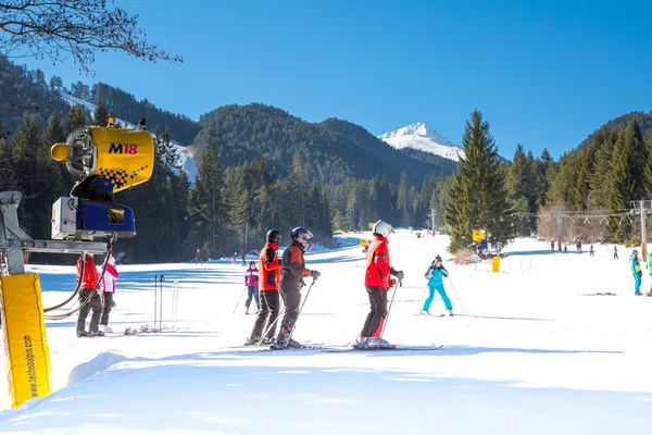 Narciarze na stoku w Bansko, Bulgaria — Zdjęcie stockowe