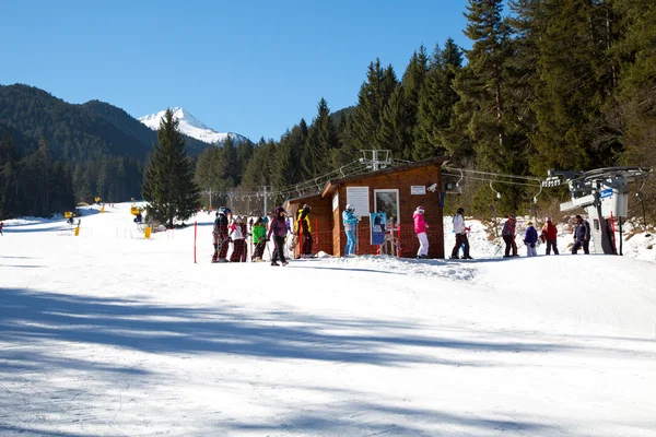 Esquiadores no elevador de dragões em Bansko, Bulgária — Fotografia de Stock