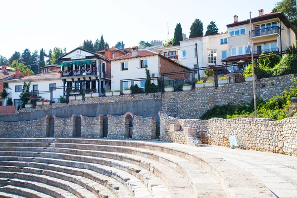 Antiguo anfiteatro en Ohrid, República de Macedonia y casas cerca de ella —  Fotos de Stock