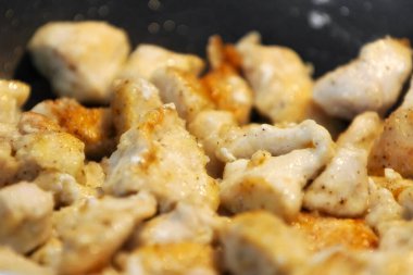 Tavada kızartılmış tavuk fileto, altın kahverengisi, ev yemeği kavramı.