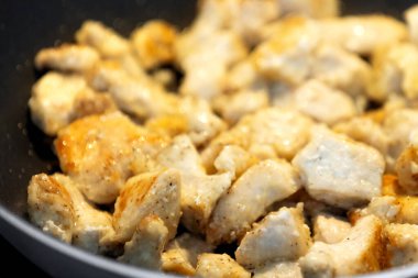 Tavada kızartılmış tavuk fileto, altın kahverengisi, ev yemeği kavramı.