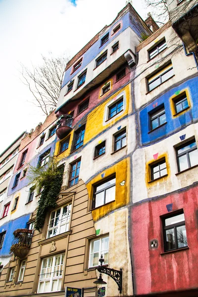 A kilátás a Hundertwasser ház Bécsben, Ausztria — Stock Fotó