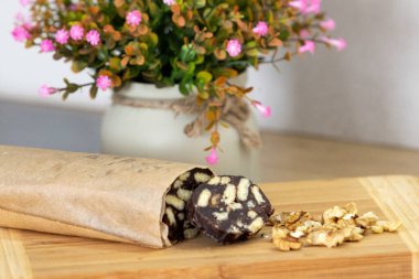 Tahta üzerinde çikolatalı salam sosisi. Seçici odak