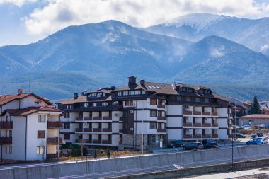 Bansko, Bulgaristan - 18 Şubat 2026: Bulgar kenti, otel evleri ve Pirin dağlarındaki kar zirveleri
