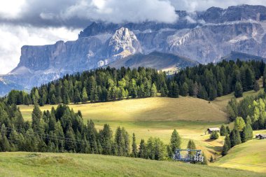 Sassolungo, İtalya 'nın Dolomitler kentindeki Alpe di Siusi dağlarının tepesinde.