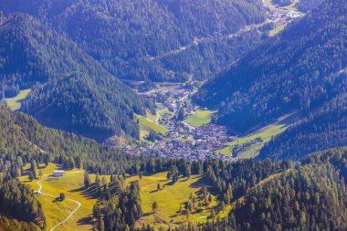 Ortisei, İtalya Seceda yüksek açılı sonbahar vadisi manzarası evler ve yüksek dağlar, Dolomitler, Val Gardena