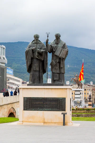 Socha Cyrila a Metoděje v centru Skopje — Stock fotografie