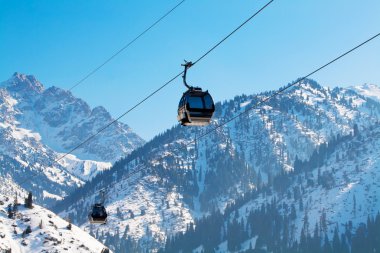 Ski lift, gondol lifti, Almatı yakın Şimbulak rota, Medeo teleferik