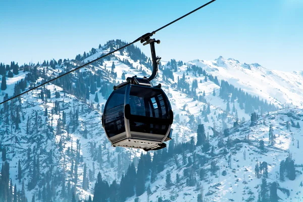 Ski lift, gondolbanan, linbanan på Medeo till Shymbulak route nära Almaty — Stockfoto