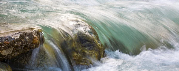Panorama com Close up de cachoeira durante alto fluxo de água — Fotografia de Stock