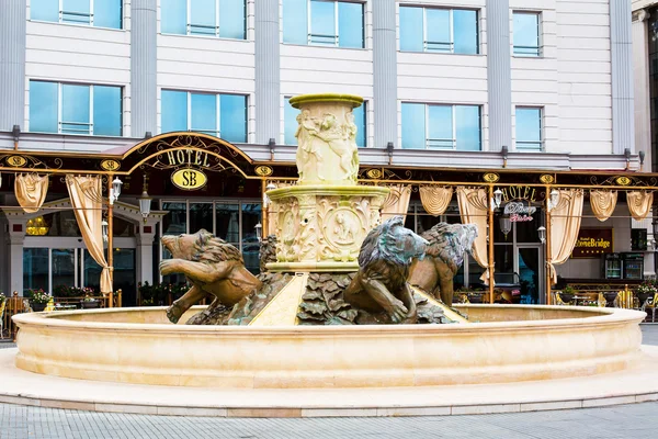 Fonte de estátuas de leão perto do hotel no centro de Skopje, Macedônia — Fotografia de Stock