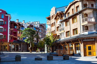 Pirin Golf, güzel evler, ağaç mavi gökyüzü karşı şehir cadde görünümü