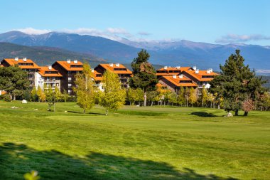 Güzel manzara görünümü, renkli ağaçlar, ahşap chalets ve dağlar arka plan Panoraması