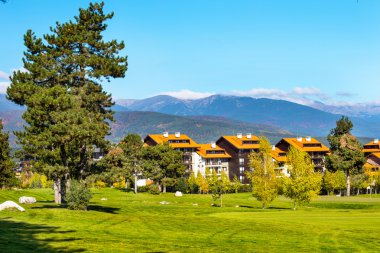 Güzel manzara görünümü, renkli ağaçlar, ahşap chalets ve dağlar arka plan Panoraması