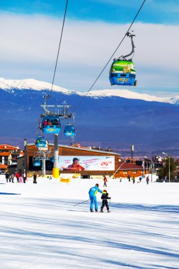 Bansko teleferik kabin ve kar tepeleri, Bulgaristan