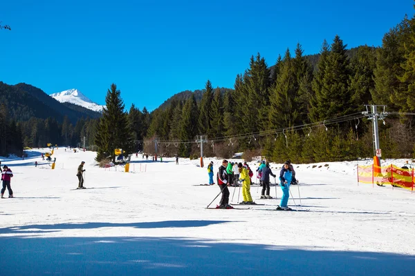 Skiërs op de helling in Bansko, Bulgarije — Stockfoto