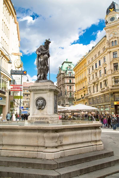 Fuente, vista a la calle, gente en el centro de Viena, Austria —  Fotos de Stock