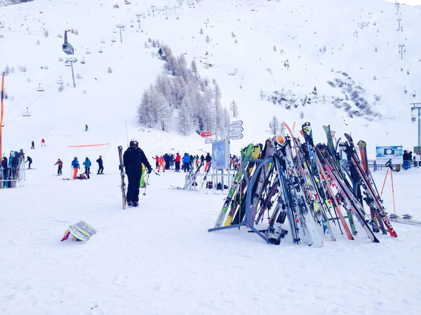 Ski's en hellingen uitzicht op Les Grands Montets skigebied in de buurt van Chamonix — Stockfoto
