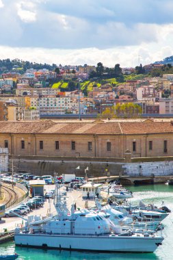 Ancona limana demirledi tekne ve şehir panoraması ile