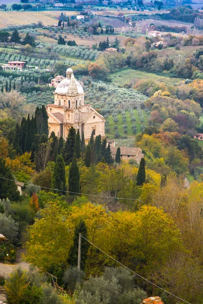 Panorama della Toscana con vecchia Chiesa, campi, alberi e case — Foto Stock