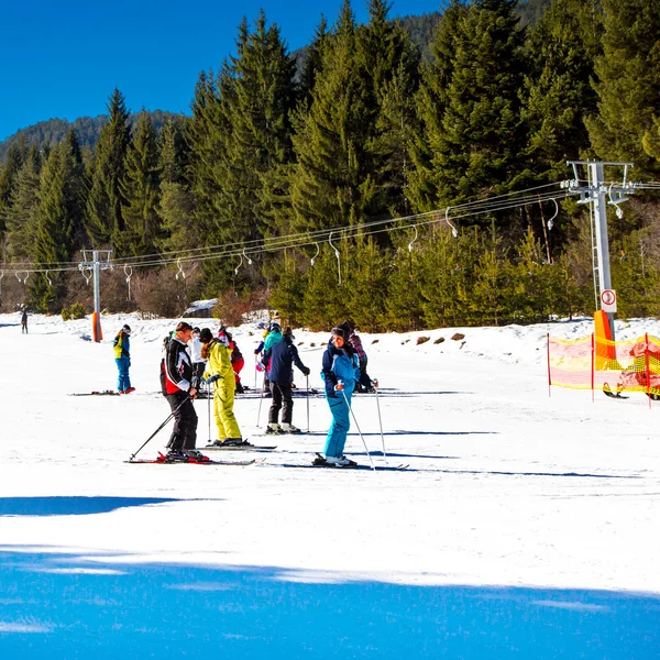 Esquiadores na encosta em Bansko, Bulgária — Fotografia de Stock