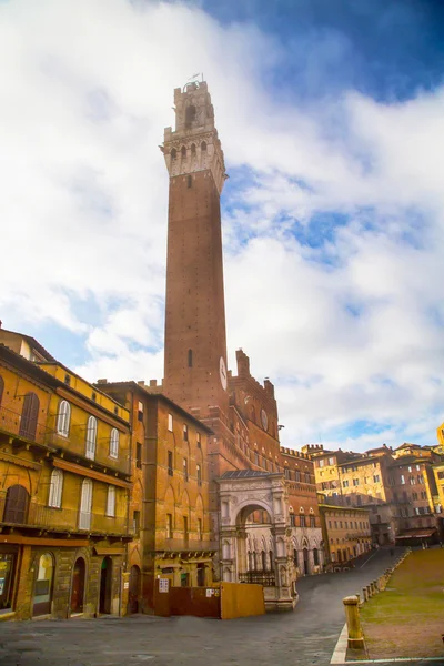 Torre del Mangia em Siena, Itália no nevoeiro da manhã no céu azul nublado — Fotografia de Stock