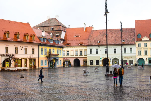 Casas con famosas ventanas en forma de ojo en la plaza principal en Sibiu, Transilvania, Rumania — Foto de Stock