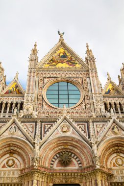 Kısmi cephe görünümü Siena Katedrali, İtalya 