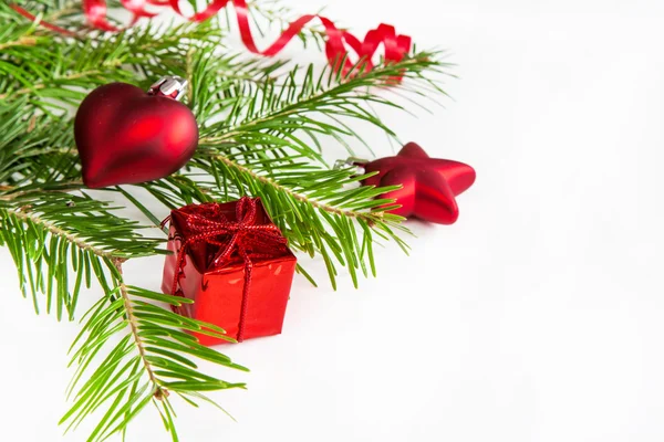 Ramo di pino, scatola rossa decorazione di Natale, cuore, stella su sfondo bianco con spazio copia — Foto Stock