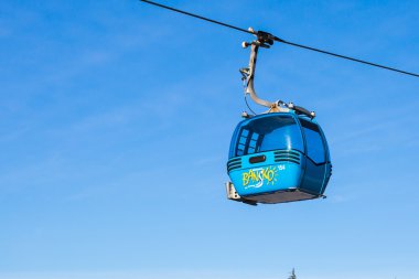 Mavi gökyüzü, Bulgaristan Bansko teleferik kabin yukarı kapatın