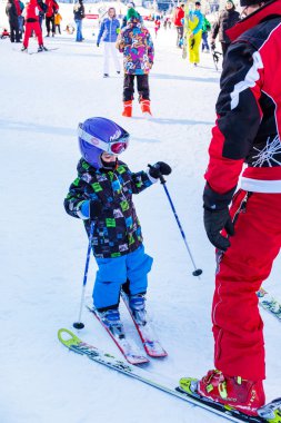 Çocuk Kayak ve adam yamaç Bansko, Bulgaristan için öğrenme