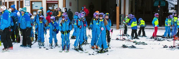 Jonge skiërs voorbereiden om te skiën in Bansko, Bulgarije — Stockfoto