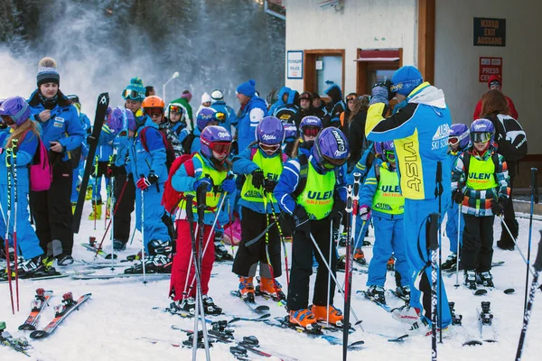 Jonge skiërs voorbereiden om te skiën in Bansko, Bulgarije — Stockfoto