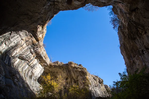 Parte da caverna e do vibrante céu azul em Prohodna Cave, Bulgária — Fotografia de Stock