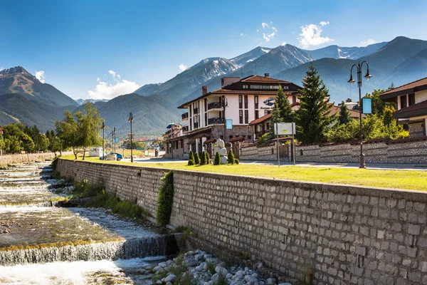 Bansko, Bulgarien im Sommer mit Hotel, Fluss und Bergen — Stockfoto