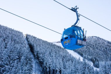 Bansko teleferik kulübesi, Bulgaristan kapatın ve kar kaplı çam ağaçlar