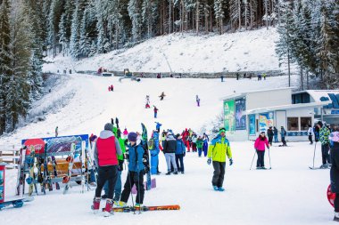 Kayak Merkezi Bansko, Bulgaristan, insanlar, dağlar görünümü, kayak asansörleri