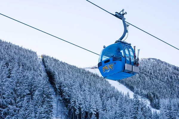 Close up Bansko cabine de teleférico, Bulgária e pinheiros cobertos de neve — Fotografia de Stock